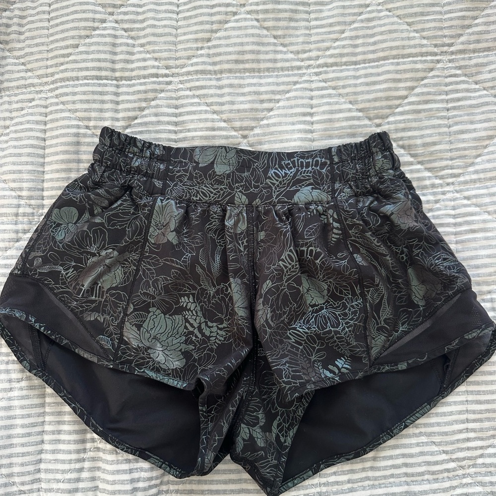 Lululemon Hotty Hot low rise 2.5 inch